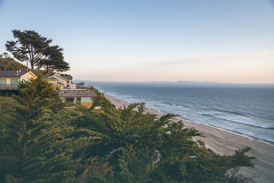 Homes above the shoreline on the Southern California coast